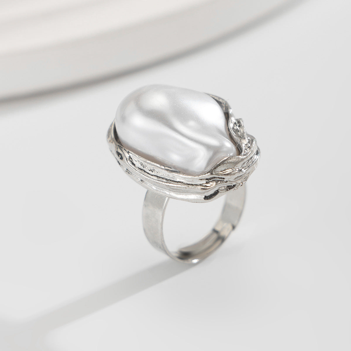 Trending Baroque inlaid pearl rings, retro alloy rings