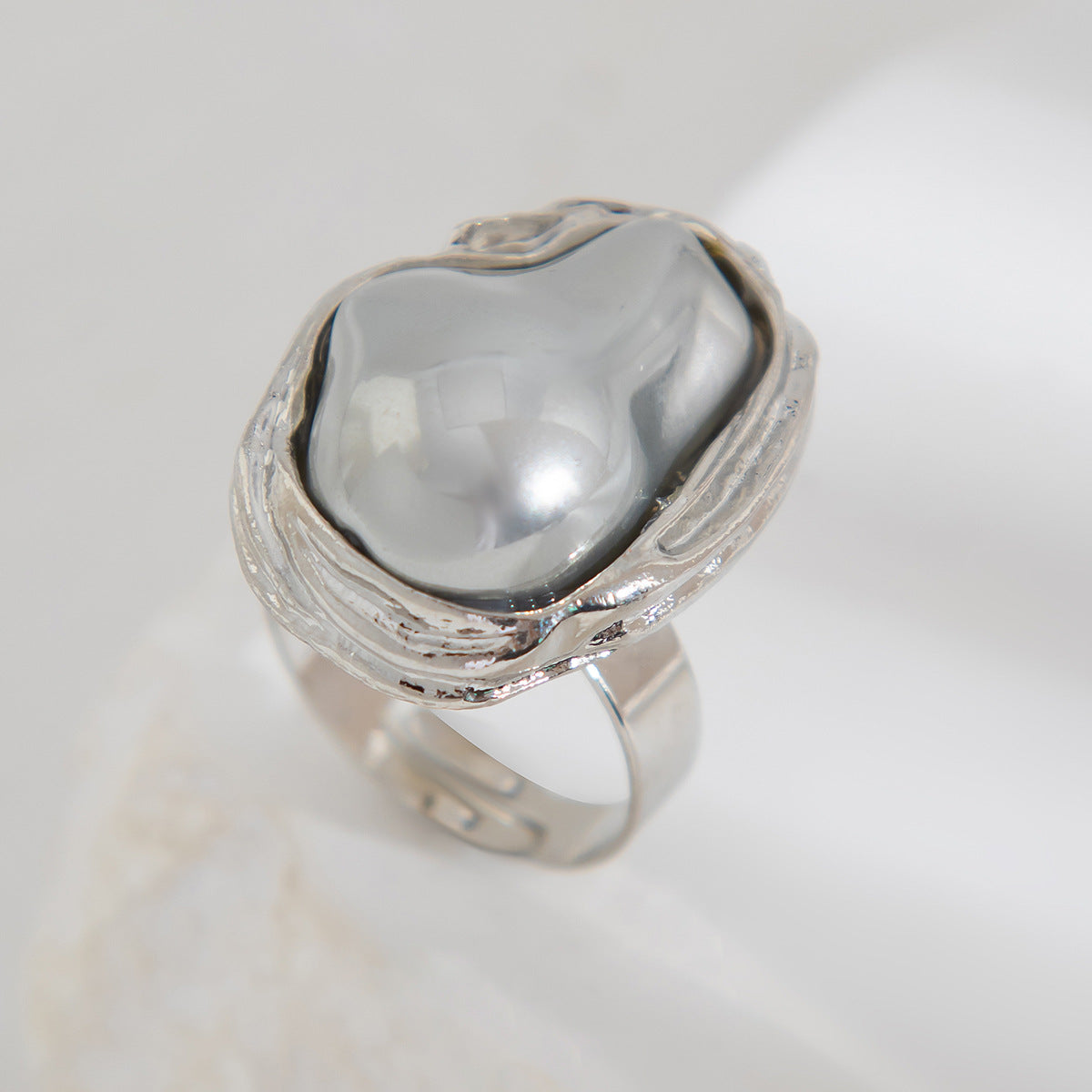 Trending Baroque inlaid pearl rings, retro alloy rings