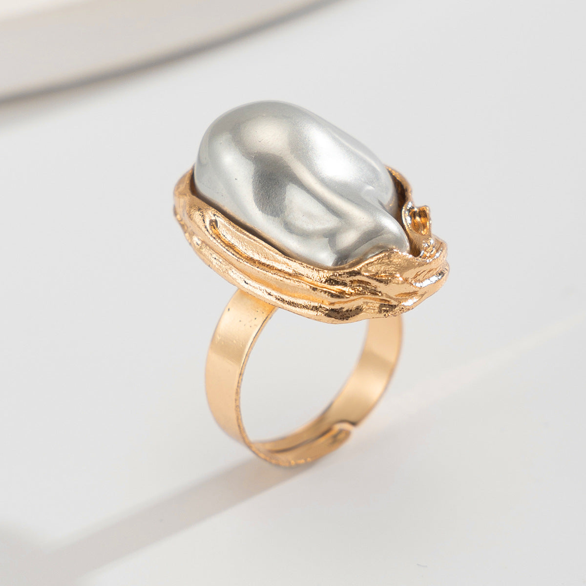 Trending Baroque inlaid pearl rings, retro alloy rings