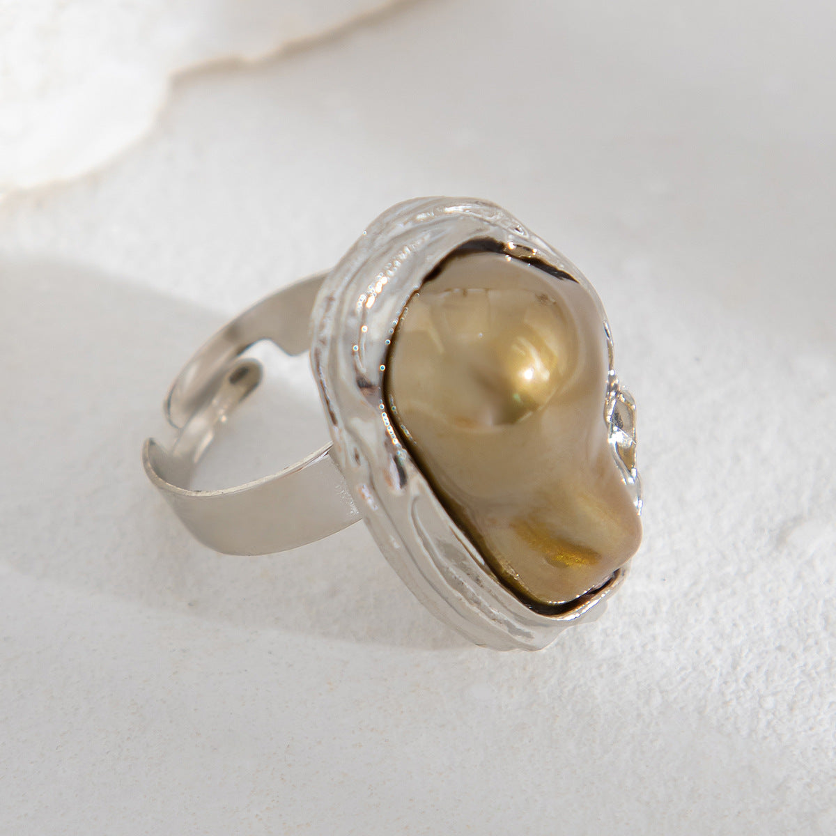 Trending Baroque inlaid pearl rings, retro alloy rings