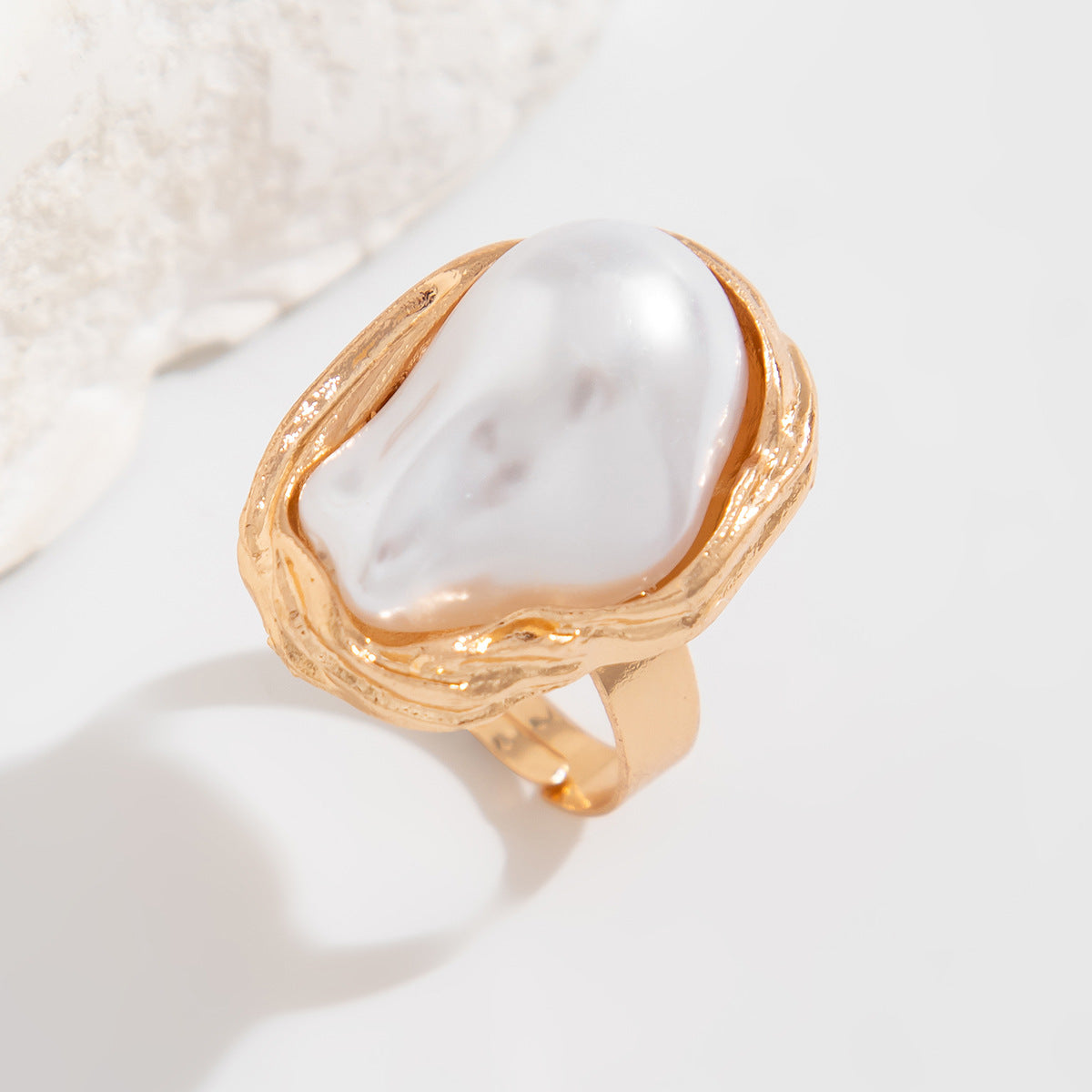 Trending Baroque inlaid pearl rings, retro alloy rings